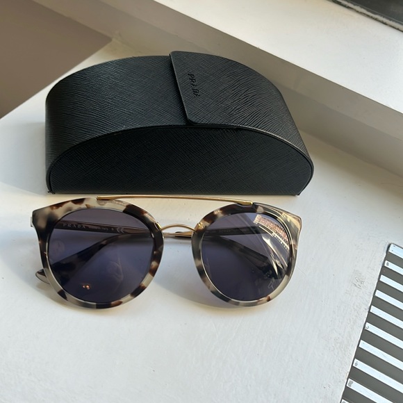 Prada sunglasses. Gray lenses. Case included. - Picture 1 of 4
